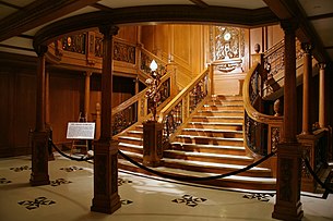 泰坦尼克号A层甲板主楼梯的展览复制品