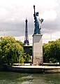 法国巴黎塞纳河的自由女神像，1889年，它面对着西方，以对照位于纽约港的自由女神像。
