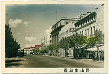 1950年代的中山路，自右至左分別為中山路89號、國華銀行舊址、交通銀行舊址、山東大戲院舊址等建築