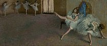 艾德加·窦加的《芭蕾舞课前》（Before the Ballet），40 × 88.9cm，约作于1890－1892年，来自乔瑟夫·尔利·韦德纳的收藏。[64]