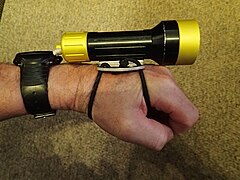 Simple bungee hand mount
