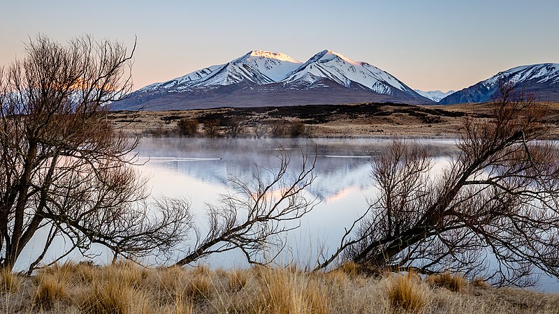 位于新西兰坎特伯雷的克利尔沃特湖，背景是白雪皑皑的波茨山。