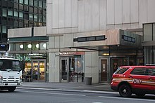 The main entrance on Lexington Avenue, which consists of a set of metal doors on either side of a revolving door