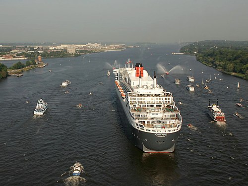 Queen Mary 2 in Hamburg.