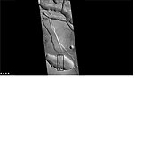 背景相机拍摄的一部分诺克提斯迷宫，显示了下面HiRISE图像所覆盖的区域。