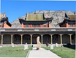 车车尔勒格的扎亚格根寺（蒙古语：Заяын Гэгээний хийд）（建于 1631 年），1997年扩建为后杭爱省博物馆。寺前有公元 584 年的布谷特碑（英语：Bugut inscription） (蒙古语：Бугут)。