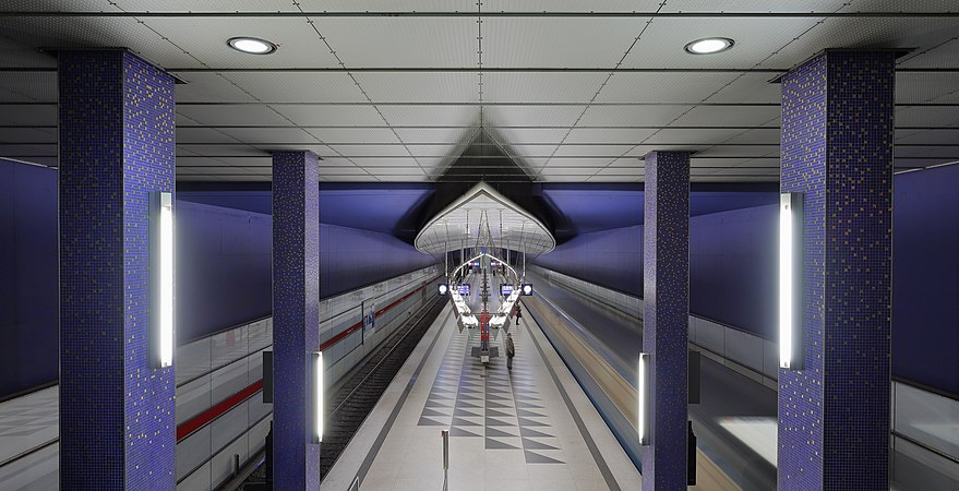 图为哈森博格尔地铁站的长时间曝光照，该站与1996年启用，位于慕尼黑地铁的U2路线上。