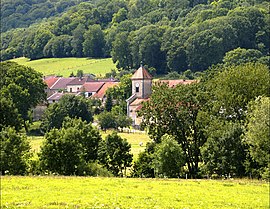 The church and surroundings in Sommerécourt