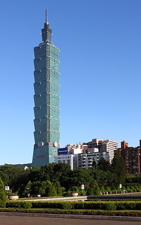 图为台北101，位于台湾台北市信义区，是台湾唯一楼层超过100层的建筑物。