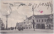 1900年代的中山路保定路路口南侧，右侧为菲利普商业楼、考斯洛夫斯基商业楼及高桥写真馆