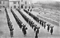 日本高等女校课间操，右侧可见德华大学扩建工程的地基