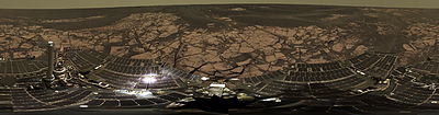 机会号拍摄厄瑞玻斯撞击坑环的彩色全景影像。撞击坑本体在影像上方的中间。