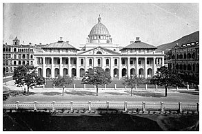 1915年的最高法院大楼，可见邻近的香港会及旧大会堂
