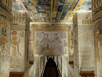 KV9的第一厅和柱厅；在中间可以看到描绘奥西里斯的场景