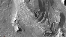 特比陨石坑北部显示出的众多岩层。