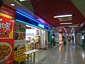位于杭州地铁凤起路站站房内的一家罗森便利店
