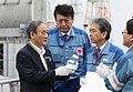 首相菅义伟手持一瓶净化核废水