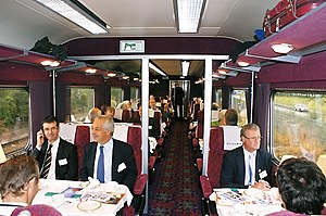 “英国铁路2F型客车”开放式一等座车内部。