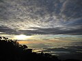 从京那峇鲁山山顶看到的日出