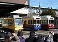 一群铁道迷正在拍摄日本东京都电荒川线的有轨电车
