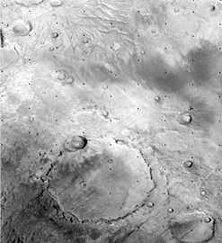 海盗1号轨道器拍摄的斯里弗陨击坑位于底部的图像。