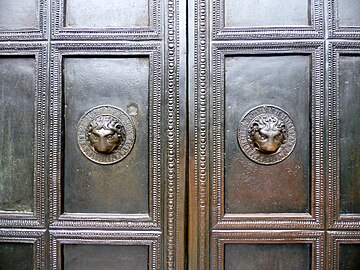 door knop, designed with a lion´s head