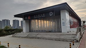 开通前的洪泥河东站D出入口（2021年9月）