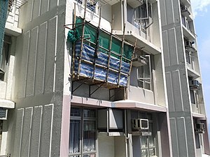 修理外墙水管搭建的吊棚