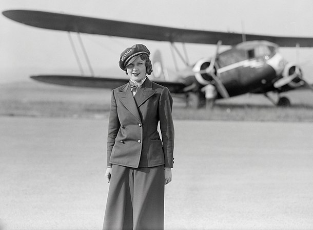 图为欧洲第一位空姐奈莉·迪纳站在柯蒂斯T-32秃鹰II飞机（英语：Curtiss T-32 Condor II）前面。