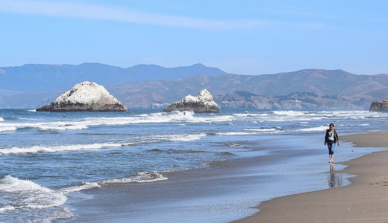 圖為在美國加利福尼亞州三藩市海洋灘北端望向海豹岩的景觀。