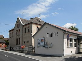 The town hall and school in Steinsoultz