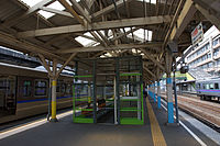 右侧为2号站台，左侧为3号站台