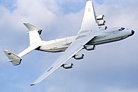 1990年，参加范堡罗航展并进行空中表演的安-225。