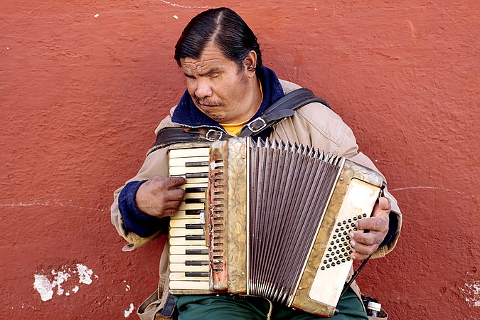 图为盲人手风琴手，摄于墨西哥米却肯州的帕茨夸罗。