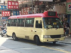 2008年起投入服务的Coaster长阵红色公共小巴（16座位，已退役）