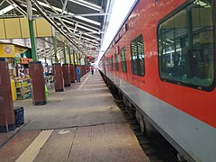 12273 Howrah-New Delhi Duronto Express standing on platform 4 of Asansol Junction.