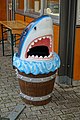 德国乌兹堡一个鲨鱼上半身造型垃圾箱