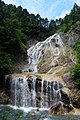 姥瀑布（日语：姥ヶ滝） 高低差76米，海拔770米