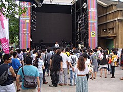 户外中型舞台的演唱会，不时也会有校园活动推荐的乐手到场演出。