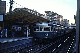 A 400 series train at the station in 1987