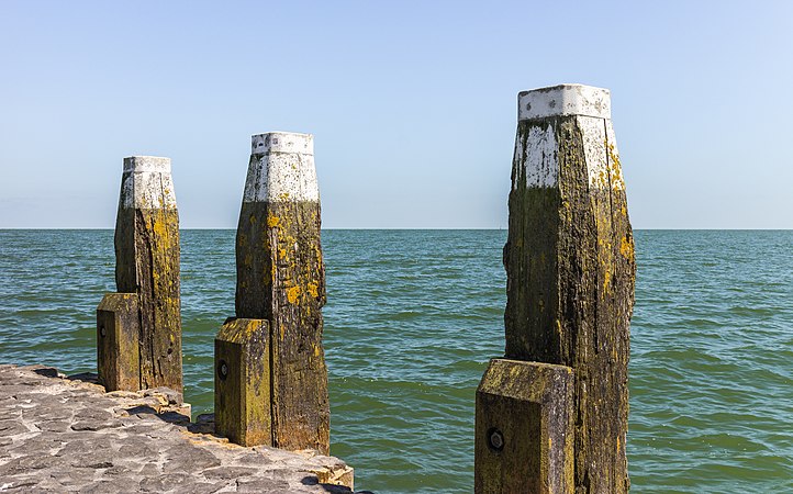 图为阿夫鲁戴克大堤遗迹及其周遭景色。艾瑟尔湖的湖边亦装有数支系船柱。