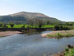 蒙茅斯郡的布洛伦吉山（英语：Blorenge），旁有艾维尔河（英语：River Usk）