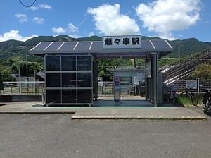 車站入口與站房(2013年8月)