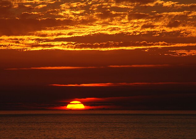 图为日落前一分钟的太阳，摄于葡萄牙西岸的科武港。