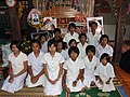 参加泰国传统葬礼的女孩，她们的手上都有戴白色的祈福线手绳。