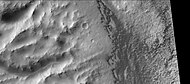 火星勘测轨道飞行器背景相机拍摄的道斯陨击坑的一部分，左侧是被侵蚀的坑壁，右边是陨坑底部的沙丘。
