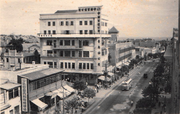 1950年代的中國百貨公司青島分公司，圖左下角可見公私合營青島咖啡飯店