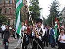 民众举著阿布哈兹共和国国旗上街游行