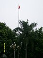 村务大楼前的中国国旗
