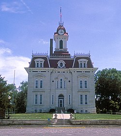 蔡斯县法院是由设计堪萨斯州议会大厦的建筑师约翰·G·哈斯克尔（英语：John G. Haskell）所设计